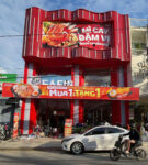 Thi công bảng hiệu mỳ cay sasin quảng nam