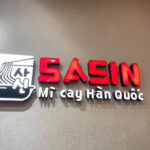 Thi công bảng hiệu mỳ cay sasin quảng nam