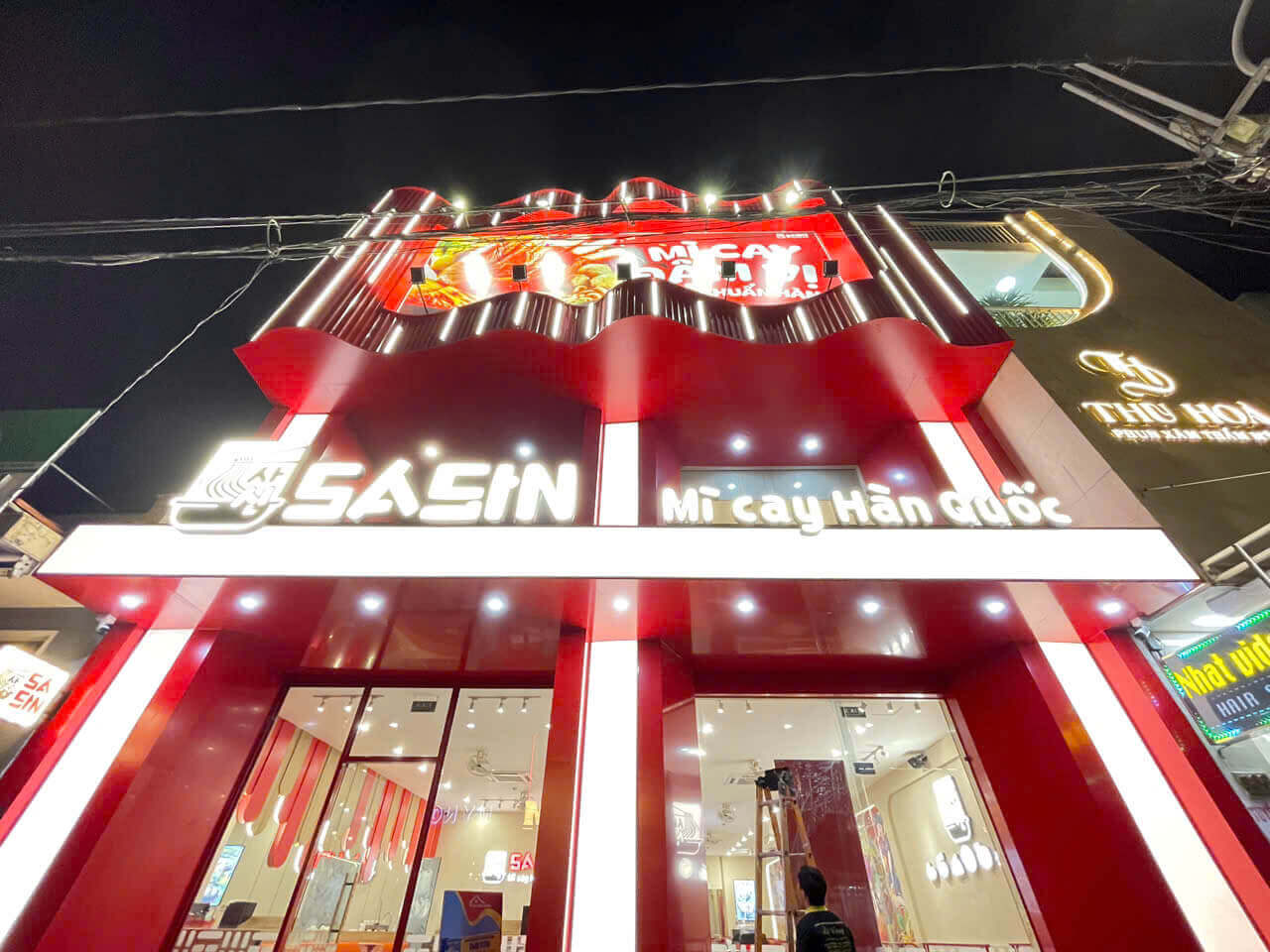 Thi công bảng hiệu mỳ cay sasin quảng nam